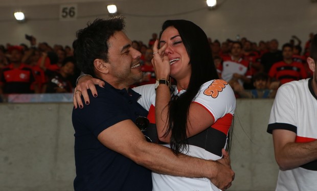 Graciele Lacerda com Zezé Di Camargo em jogo do Flamengo: emoção à flor da pele (Foto: Dilson Silva/Agnews)