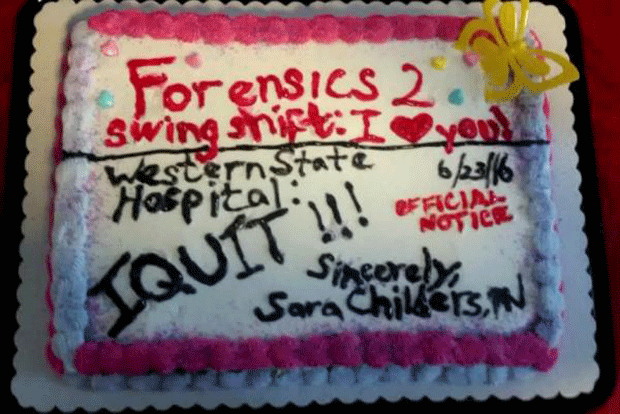 Enfermeira usa bolo para anunciar demissão em hospital dos EUA (Foto: Reprodução)