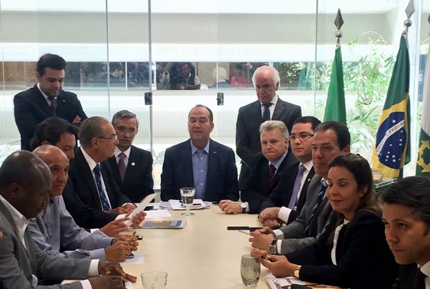 Pastor Everaldo (ao centro), durante reunião do PSC que definiu apoio a Aécio Neves (Foto: Paulo Melo/G1)