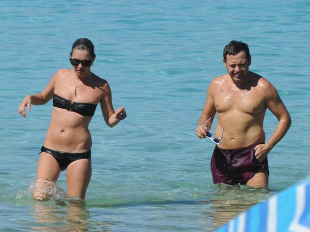 Kate Moss na praia de Cala Bassa, em Ibiza (Foto: AKM-GSI Brasil/ Agência)