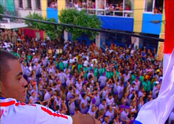 Folião balança a bandeira do Bahia durante o carnaval de Salvador (Foto: Reprodução / TV Bahia)