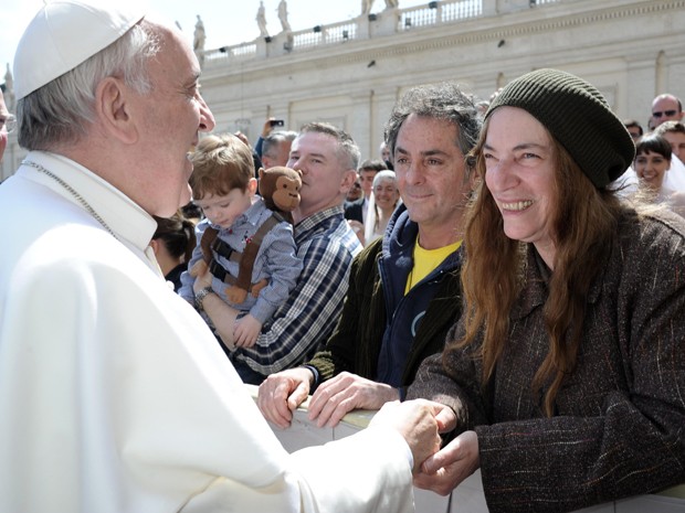 Papa Francisco e Patti Smith nesta quarta-feira (10) no Vaticano (Foto: Alessandra Tarantino/AP)