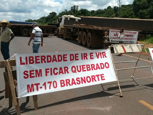 G1 Por Conta De Buracos Moradores Bloqueiam Parte De Rodovia De MT