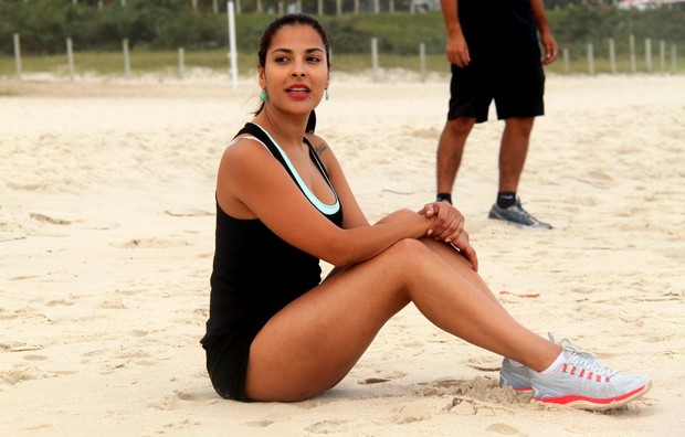 Gyselle Soares se exercita na praia da Barra (Foto: Gabriel Rangel / AgNews)