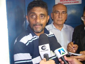 Joatan Gonçalves e diretor da escola falam sobre o caso  (Foto: Gilcilene Araújo)