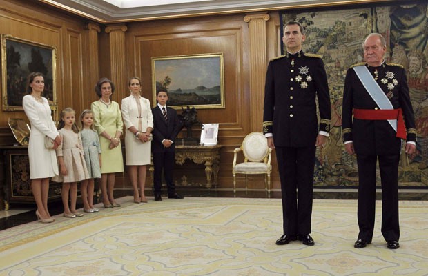 O novo rei da Espanha, Felipe VI, posa ao lado de seu pai, Juan Carlos, durante cerimônia de sua proclamação nesta quinta-feira (19) em Madri. Ao fundo, estão sua mulher, Letizia, suas filhas, Sofia e Leonor, e sua mãe, a Rainha Sofia. (Foto: Reuters)