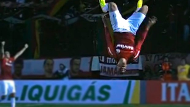 Maurides tenta mortal e se machuca contra o América-MG (Foto: Reprodução / SporTV)