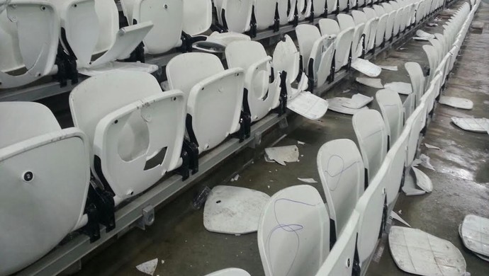 arena corinthians cadeiras quebradas (Foto: GloboEsporte.com)