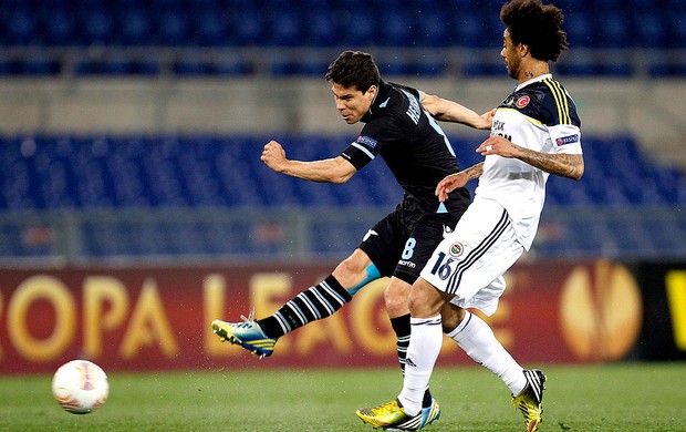 Hernanes Cristian jogo Lazio Fenerbahçe LIga Europa (Foto: Reuters)
