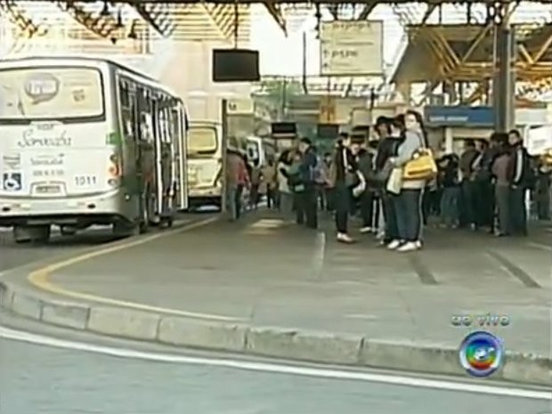 Usuários de ônibus embarcam e desembarcam normalmente na manhã desta sexta-feira (14) (Foto: Reprodução / TV Tem)