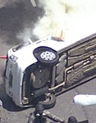 Grupo vira carro de TV, e repórter leva soco (Reprodução / TV Globo)