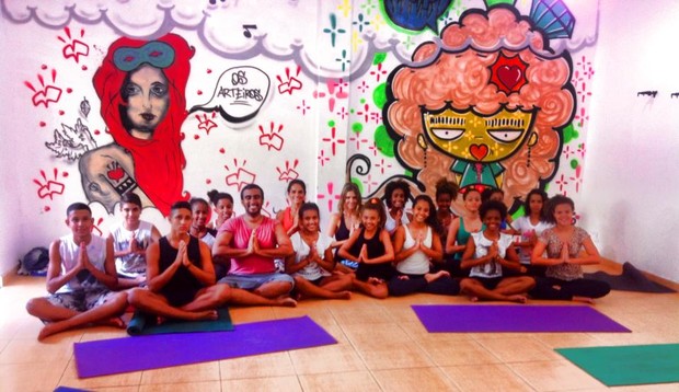 Fernanda Lima na aula de ioga (Foto: Facebook / Reprodução)