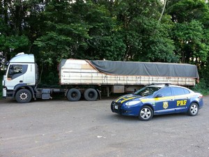 Carreta foi apreendida em abordagem na BR-386 em Lajeado (Foto: Divulgao/PRF)