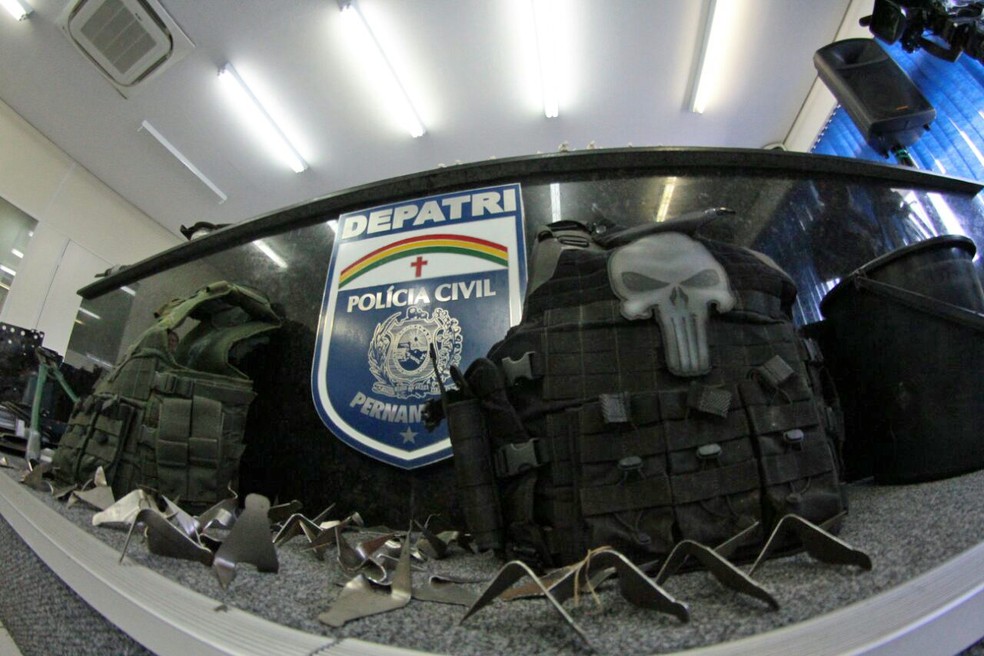 Grampos eram usados para dificultar ação da polícia durante os assaltos (Foto: Marlon Costa/Pernambuco Press)
