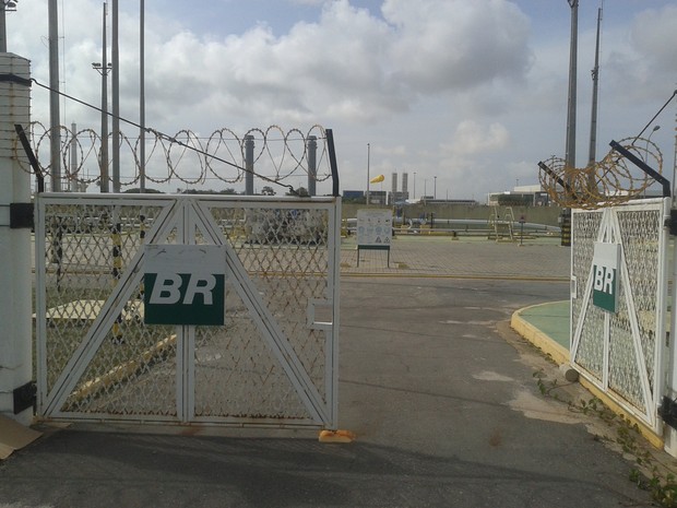 Terreno que pertencia ao povo Anacé em que já foi iniciada a construção de uma nova refinaria da Petrobras, projeto cancelado (Foto: André Teixeira/G1)