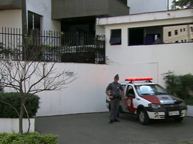 Polícia Militar está no local desde registro da ocorrência, por volta das 8h30 (Foto: Globo News/Reprodução)