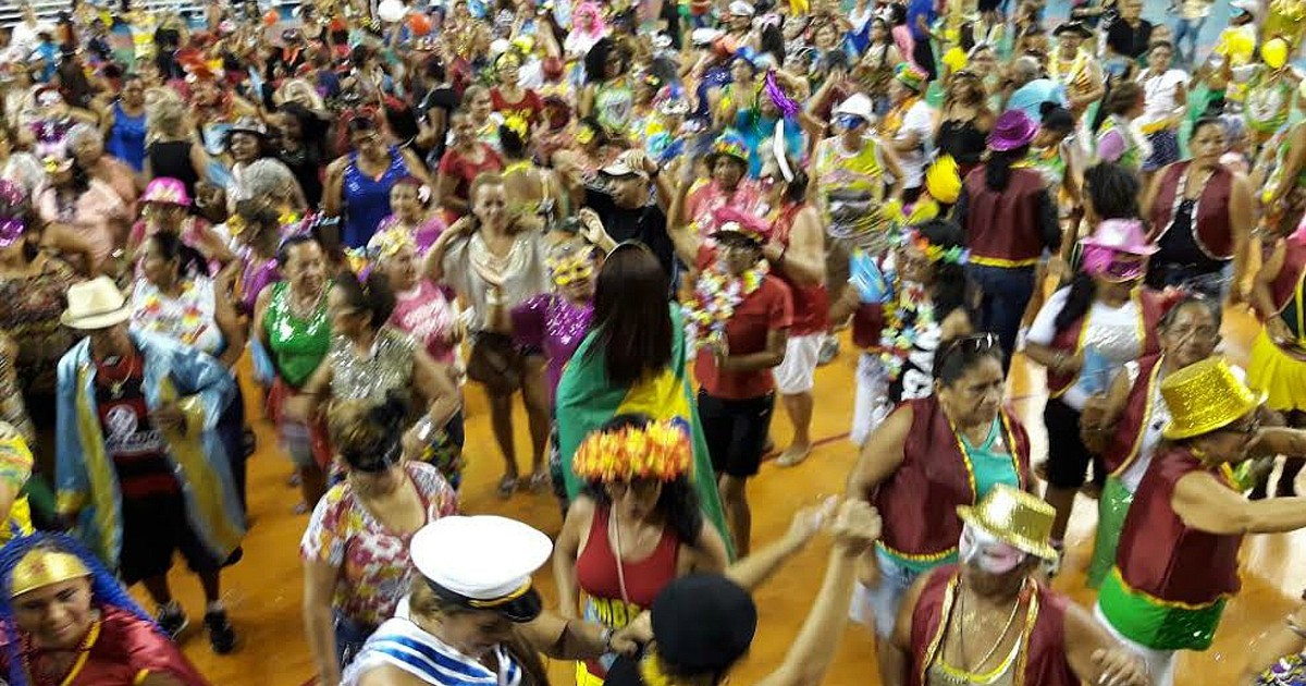 Idosos participam de 'bloco' na Arena Amadeu Teixeira, em Manaus - Globo.com
