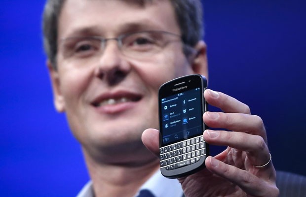 Thorsten Heins mostra o modelo Q10 do BlackBerry 10, com teclado físico (Foto: Shannon Stapleton/Reuters)