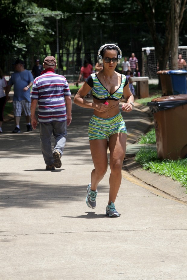 Dai Macedo, miss bumbum, se exercita em parque (Foto: Leo Franco / AgNews)