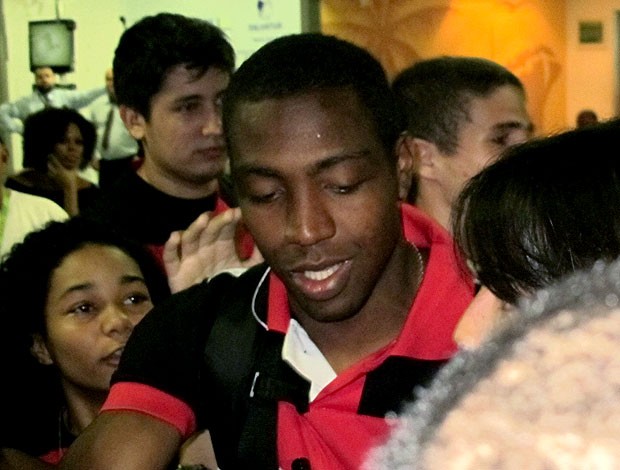 Renato Abreu no desembarque do Flamengo na Bahia (Foto: Richard Souza / Globoesporte.com)