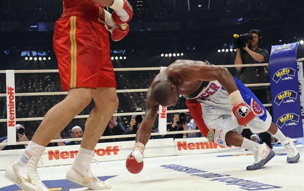 Boxe Wladimir Klitschko nocauteia Tony Thompson em 2008 (Foto: Agência AP)
