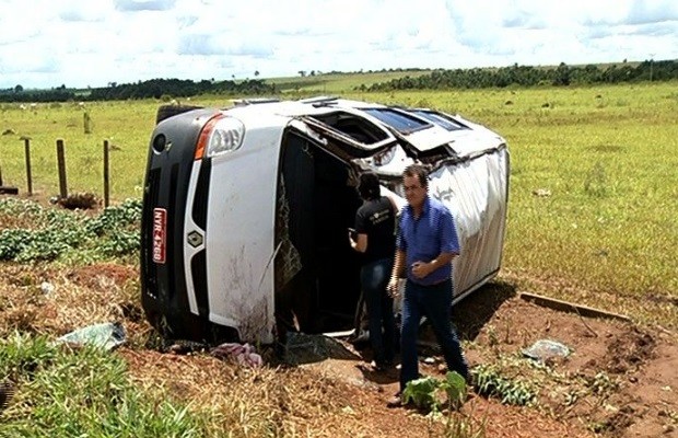 Mulher morre e oito ficam feridos após van capotar na BR-060, em Goiás (Foto: Reprodução/TV Anhanguera)