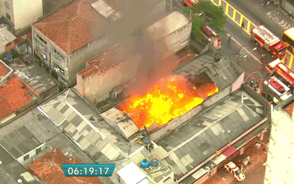 Incêndio atinge cortiço na Zona Leste de SP (Foto: Reprodução TV Globo)
