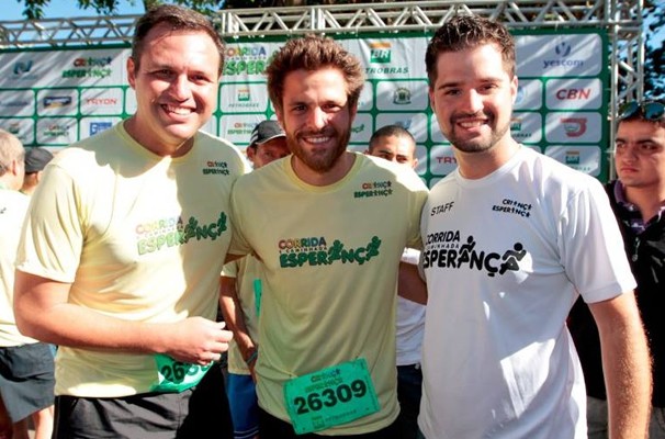O jornalista Handerson Pancieri e o ator Alejandro Claveaux marcaram presença na edição de 2012 da Corrida e Caminhada Esperança (Foto: Joventino Neto/TV Anhanguera)