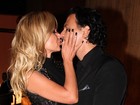 Eliana ganha beijo do marido em festa de aniversário