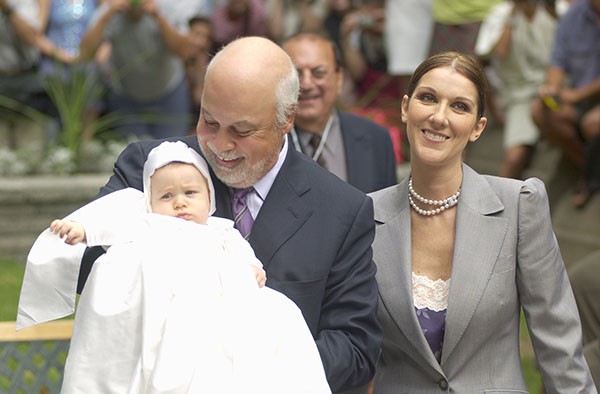 Celine Dion e Rene Angelil com o filho Rene-Charles em julho de 2001  (Foto: Getty Images)