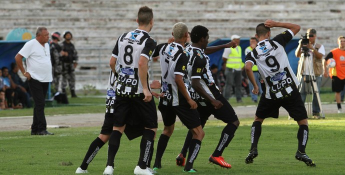 Jogadores do Treze comemoram gol contra o Campinense (Foto: Nelsina Vitorino / Jornal da Paraíba)