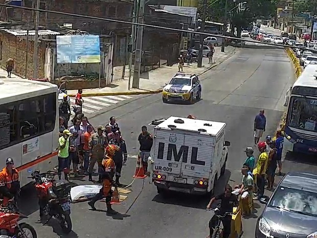 Acidente entre moto e ônibus deixa motoqueiro morto na Avenida Norte (Foto: Assessoria da CTTU/Divulgação)