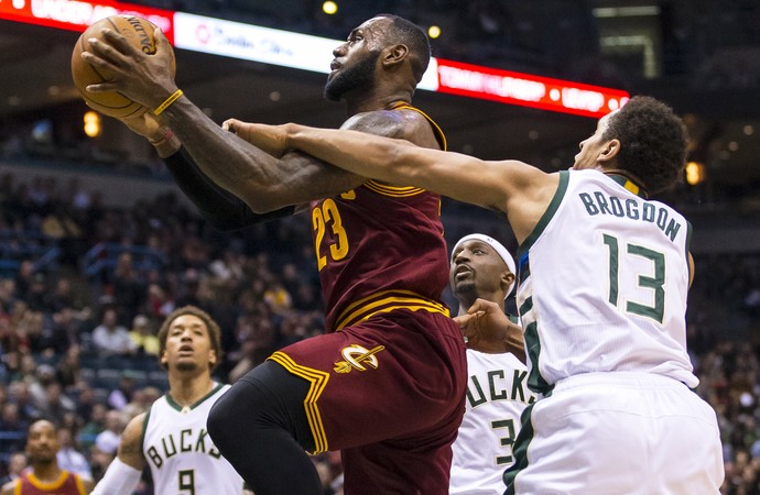 LeBron James Bucks x Cavs NBA (Foto: Reuters)