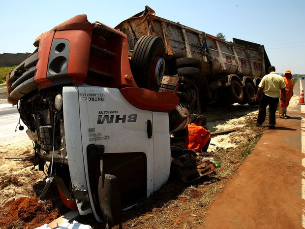 G1 Carreta é removida e trânsito liberado na Rodovia Piracicaba Santa