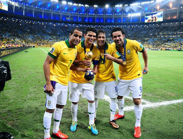 Lucas, Thiago Silva, Neymar e Fred comemoração Brasil taça (Foto: Marcos Ribolli / Globoesporte.com) Lucas, Thiago Silva, Neymar e Fred comemoração Brasil taça (Foto: Marcos Ribolli / Globoesporte.com)