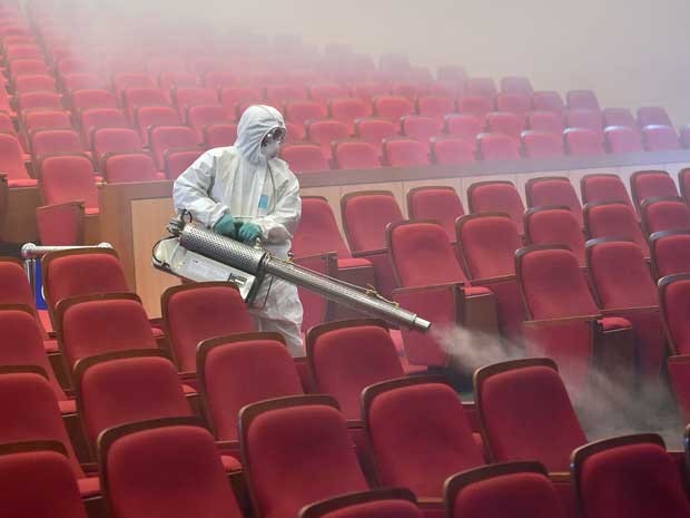 Oficial de saúde sul-coreano desinfeta um teatro em Seul. (Foto: Jung Yeon-je / AFP Photo)