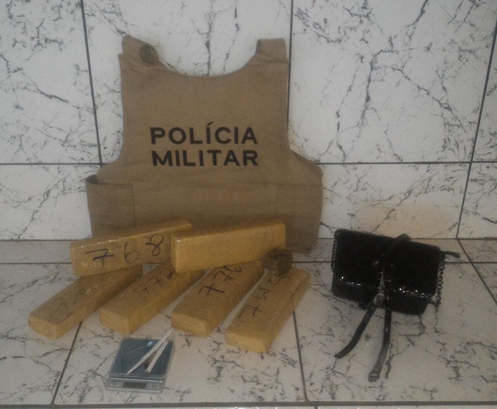 Casal foi flagrado com 5 kg de maconha (Foto: Polícia Militar/Divulgação)