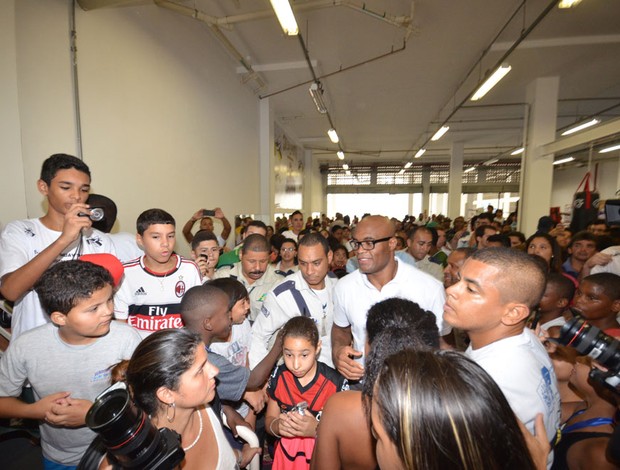 Anderson Silva em lançamento de escolinha na Rocinha (Foto: Marcelo Santos/SEEL)