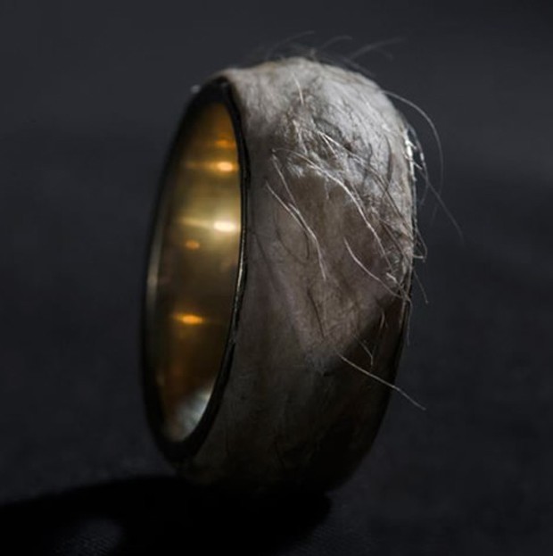 Um designer de moda da Islândia apresentou um anel do ouro com nome “Forget Me Knot”, que tem valor estipulado em quase R$ 1 milhão. Contudo, a parte mais chocante desta peça não é só o preço, mas também que a jóia contém um pedaço da pele do artista (Foto: Divulgação)