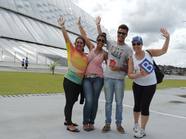 Voluntários que vão trabalhar na Arena Pernambuco durante a Copa do Mundo 2014. (Foto: Vitor Tavares / G1)