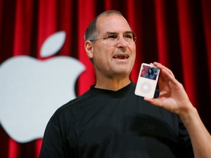 Steve Jobs segura um iPod durante evento em San Jose, na Califórnia, em Outubro de 2005 (Foto: Paul Sakuma/AP/Arquivo) Steve Jobs segura um iPod durante evento em San Jose, na Califórnia, em Outubro de 2005 (Foto: Paul Sakuma/AP/Arquivo)