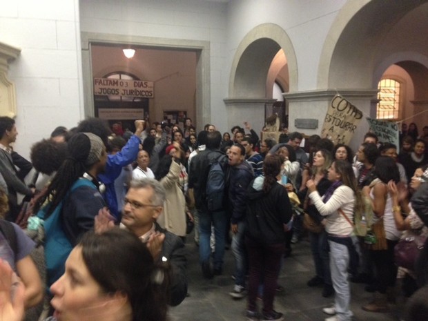 Manifestantes chegam à Faculdade de Direito do Largo São Francisco.  (Foto: Roney Domingos/G1)