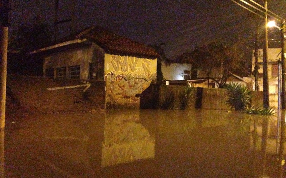 Ruas alagadas no bairro Humaitá após temporal ocorrido em junho deste ano (Foto: Estevão Pires/RBS TV)
