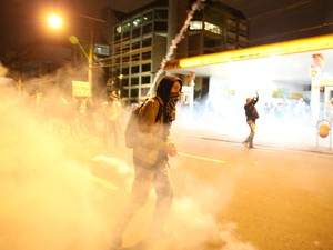 Protesto em Porto Alegre tem violência e confronto (Foto: Jefferson Botega/Ag. RBS/Folhapress)