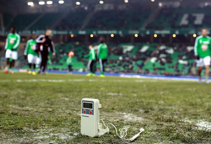 gramado frio jogo Saint-Etienne e Evian (Foto: AFP)