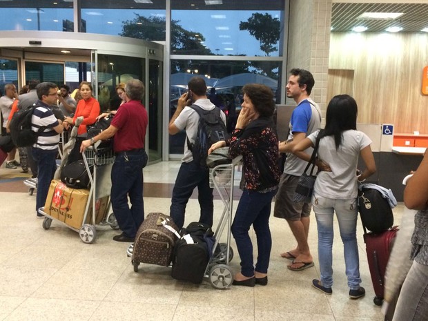 Passageiros que tiveram voo alterado para o Galeão aguardavam embarque em ônibus no Santos Dumont (Foto: Suelen Bastos / G1) Passageiros que tiveram voo alterado para o Galeão aguardavam embarque em ônibus no Santos Dumont (Foto: Suelen Bastos / G1)
