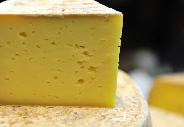 Comer queijo diariamente ajuda a prevenir infarto, diz estudo