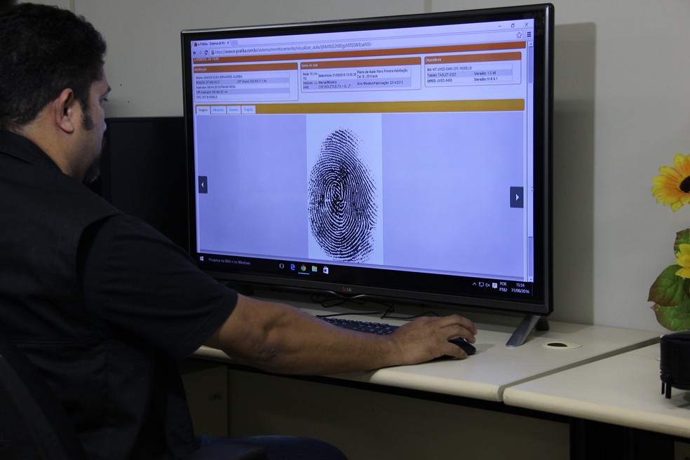 Servidor do Detran monitora sistema biométrico de autoescola no DF (Foto: Detran-DF/Divulgação)