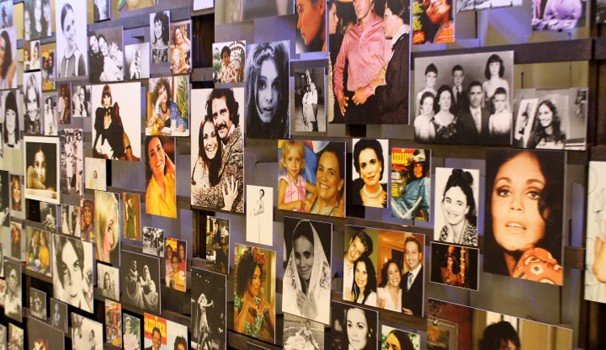 Visitante da exposição é recebido por mais de 500 fotos da atriz Regina Duarte (Foto: Bruno Teixeira / EPTV)