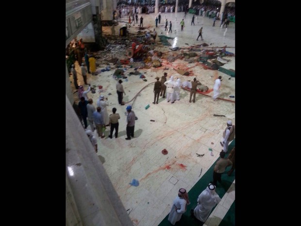 Manchas de sangue no piso e corpos são vistos ao lado de destroços do estrago causado pela queda do guindaste na Mesquita de Meca (Foto: AP)